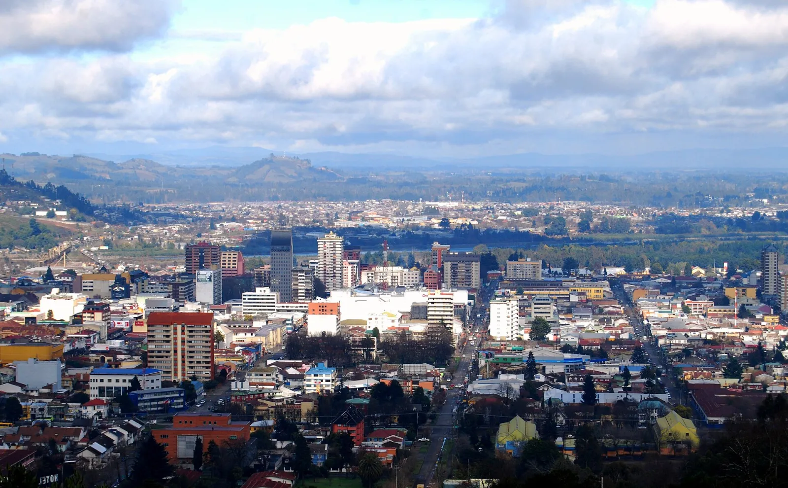 Vista del skyline de la ciudad de Temuco con sus edificios en la Región de La Araucanía